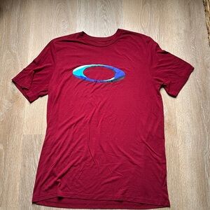 Oakley t shirt in perfect condition